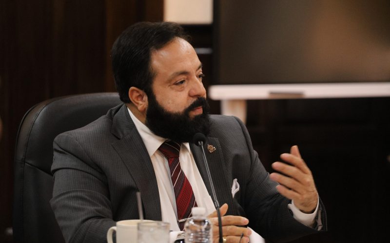 Denuncian a Luis Redondo por irregularidades legales en manejo de renuncia en el CNE