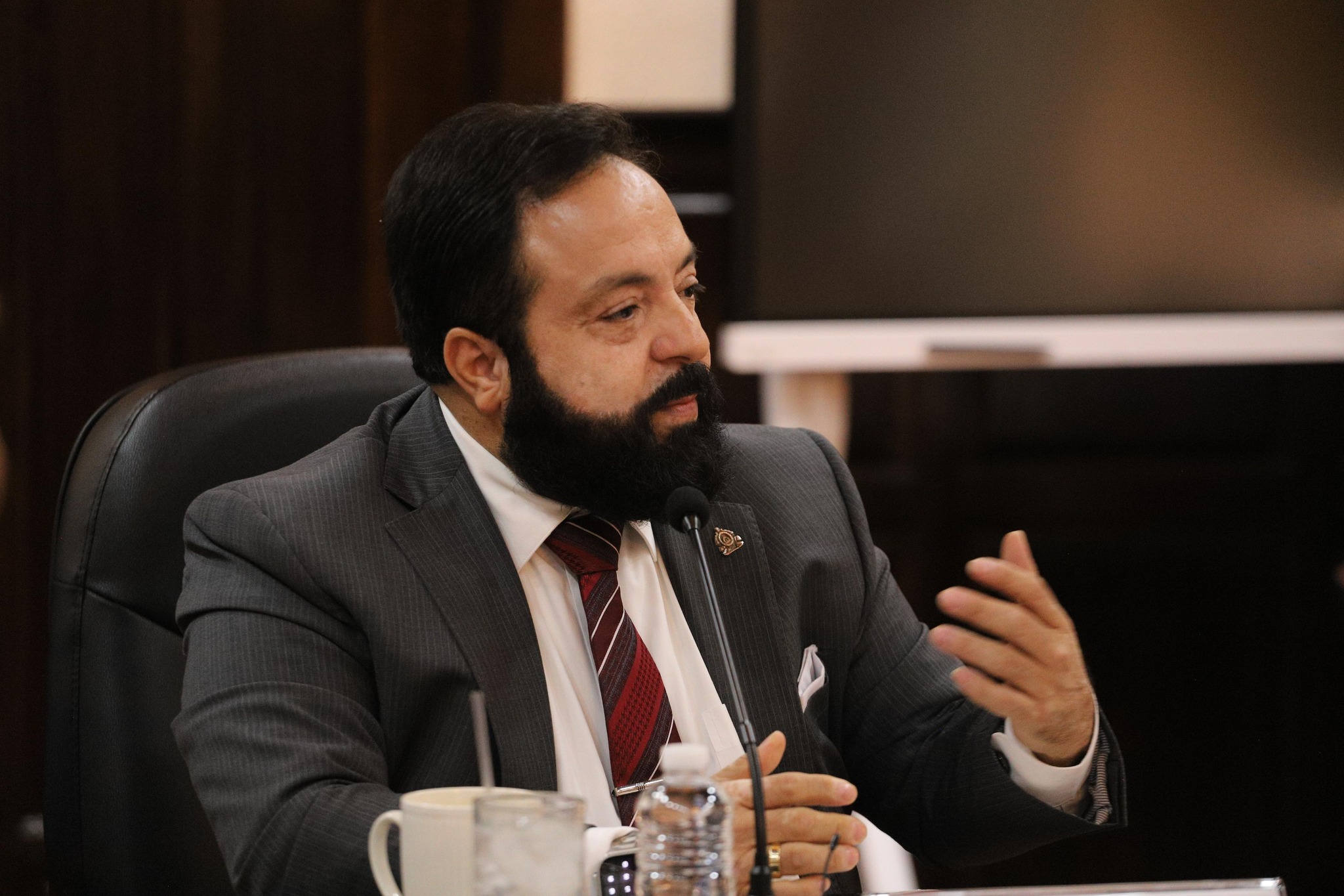 Denuncian a Luis Redondo por irregularidades legales en manejo de renuncia en el CNE
