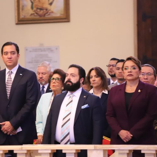 Denuncian influencia de Luis Redondo en aprobación de banco con relación familiar