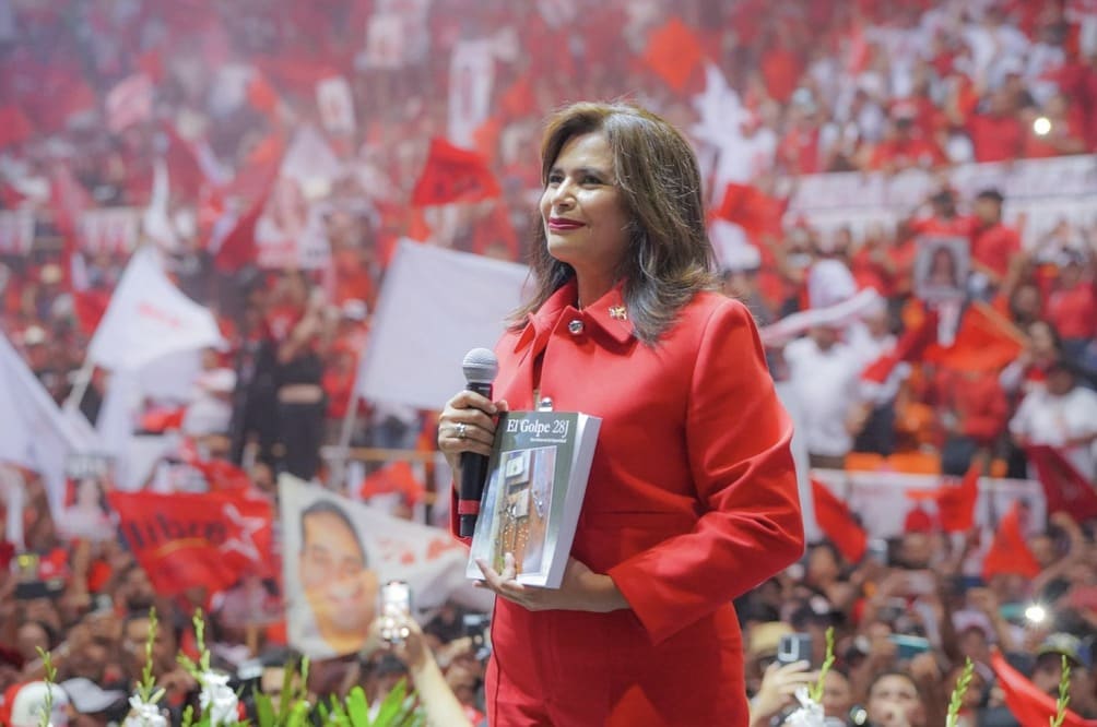 Mal momento para LIBRE: Rixi Moncada cae en las encuestas